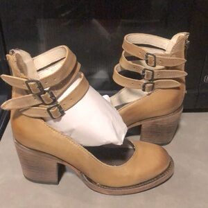 Brand new. Have box. Never worn